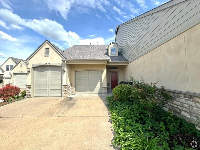 Building Photo - Stunning 2 bedroom 2 bathroom townhome in ...