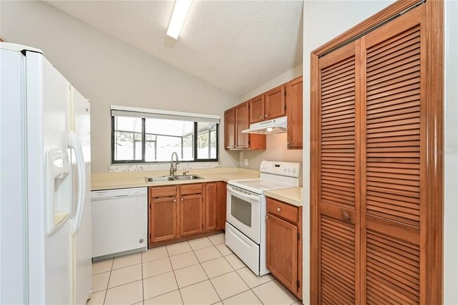 Photo - 267 Lakebreeze Cir