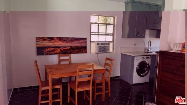 Photo - 1053 S Stanley Ave Unidad 2