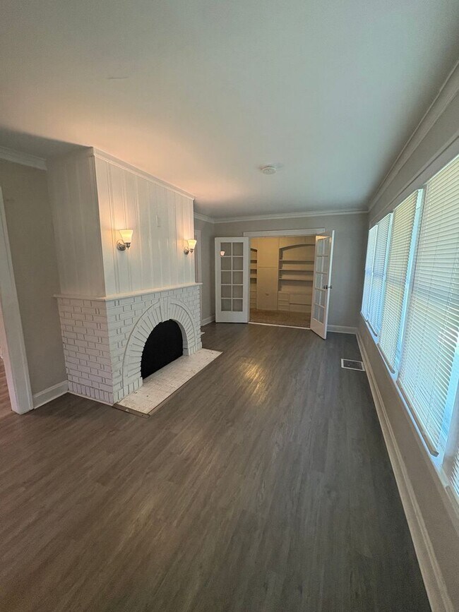 Photo - Spacious 3 Bed, 2 Bath Home in Prime Kansas City Location Near Plaza & Brookside