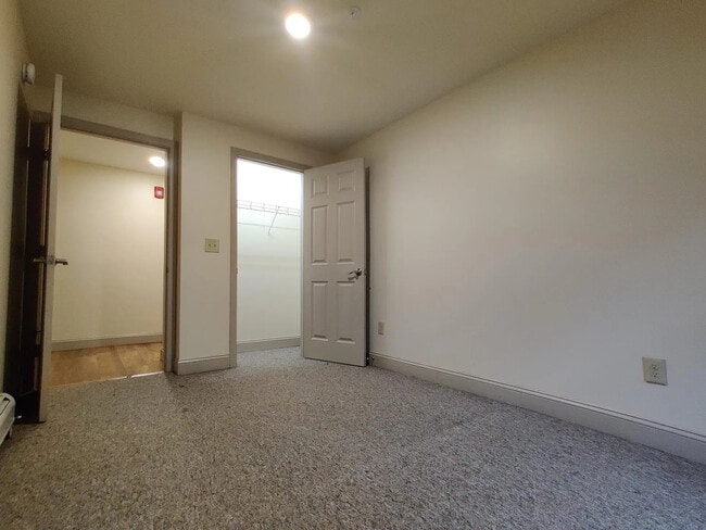 Photo - 238 College St