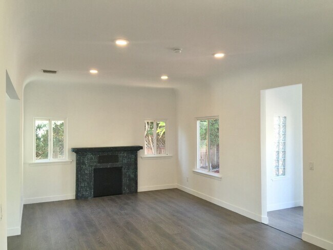 8538 W Knoll Dr