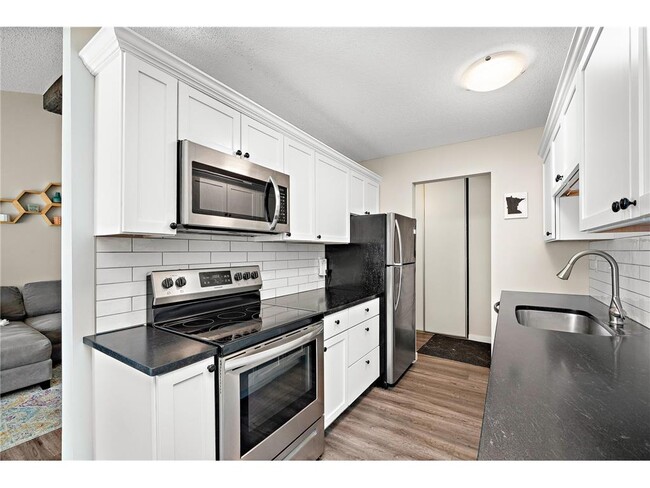 Building Photo - 4618 Cedar Lk Rd S Unit 6