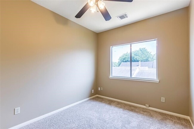 Photo - 988 Birnham Woods Blvd