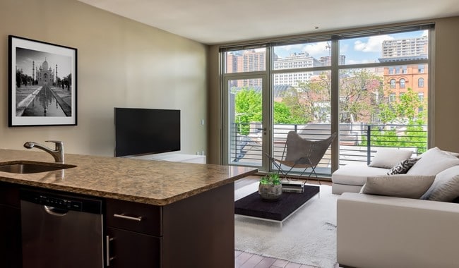 Ventanales de piso a techo en cada apartamento y piso de madera en toda la propiedad