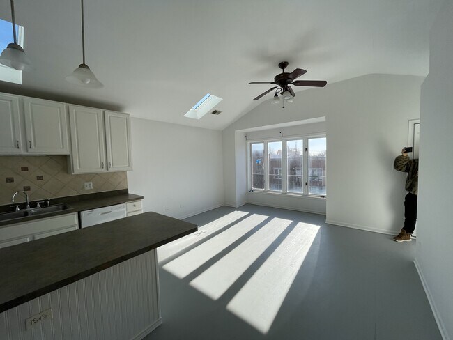 Photo - 2448 W Grenshaw St Unidad 2448 W Grenshaw St #3