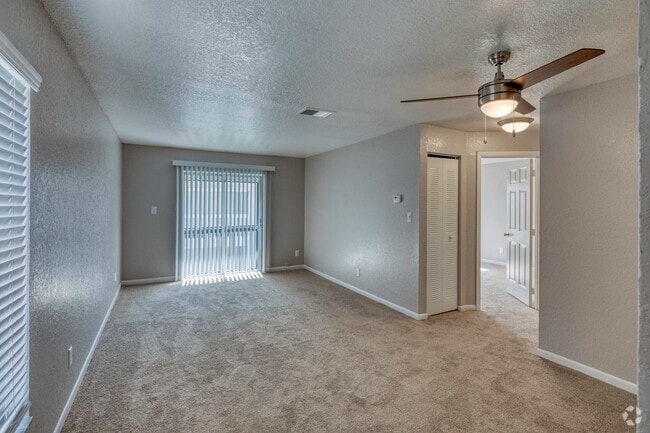 2BR, 2BA - 850SF - 7402 Heritage Hills Dr Tampa, FL 33637-5747