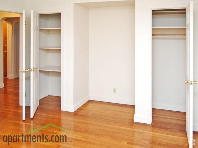 Bedroom - Woodbrook Village Apartments