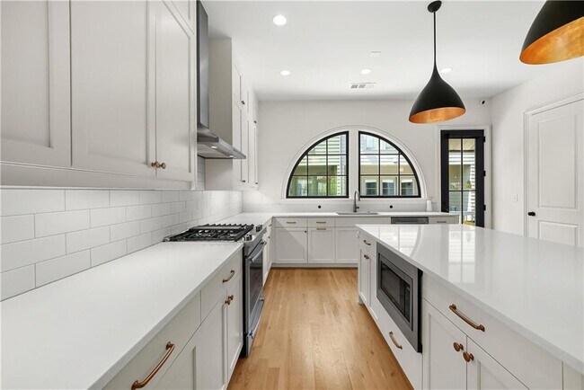 Photo - 683 Fraser St SE