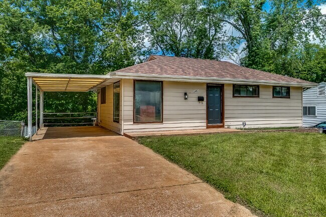 "Charming 3-Bedroom Retreat in St. Louis with Spacious Living!"