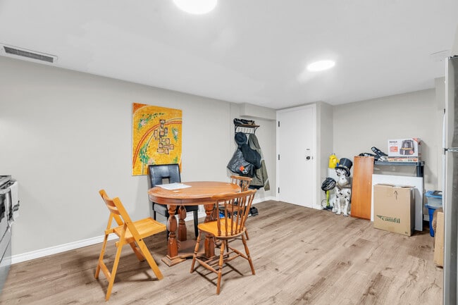 Photo - 34 Victoria Rd N Unit Lower