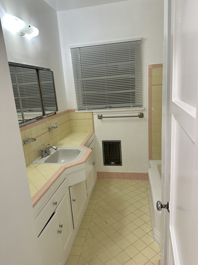 Baño - 4068 Lincoln Ave