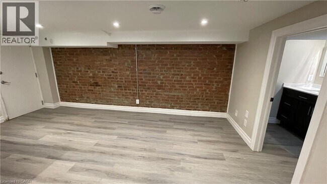 Photo - 123 Robinson St