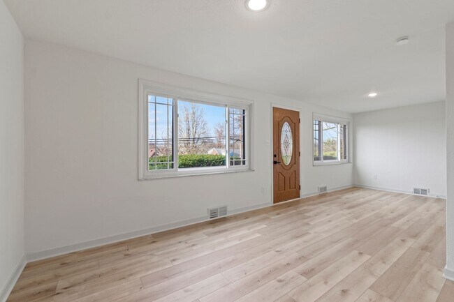 Photo - READY NOW! Fully RENOVATED 3 bedroom in SCOTT TOWNSHIP!