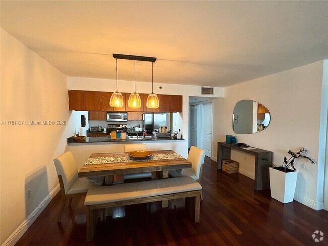 Building Photo - 1200 Brickell Bay Dr Unit 1817 Rental