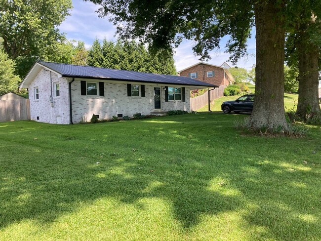 Building Photo - 569 Summit Dr