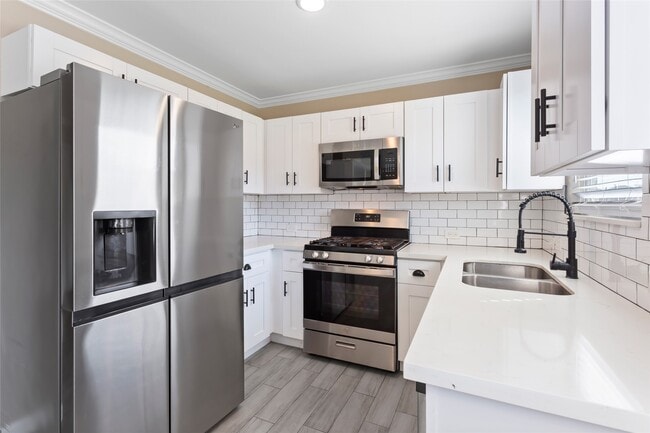 Photo - 838 Royal George Ln