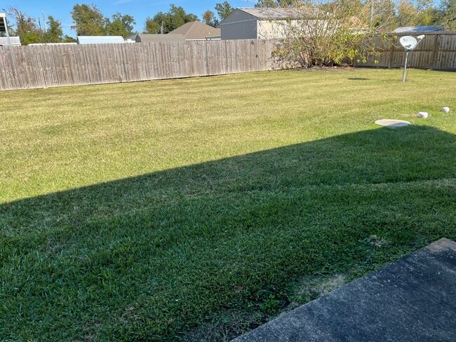 Large backyard - 608 John Stine Rd Unit 608 John Stine road duple