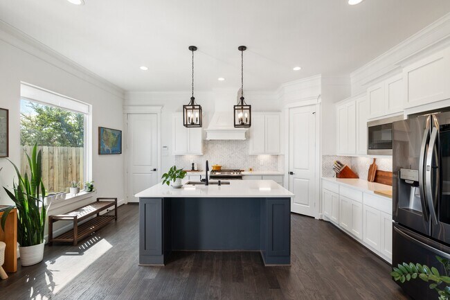 Photo - 817 W 19th St