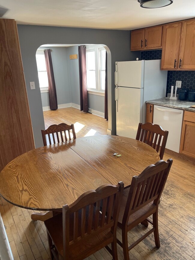 Photo - 721 24th St N