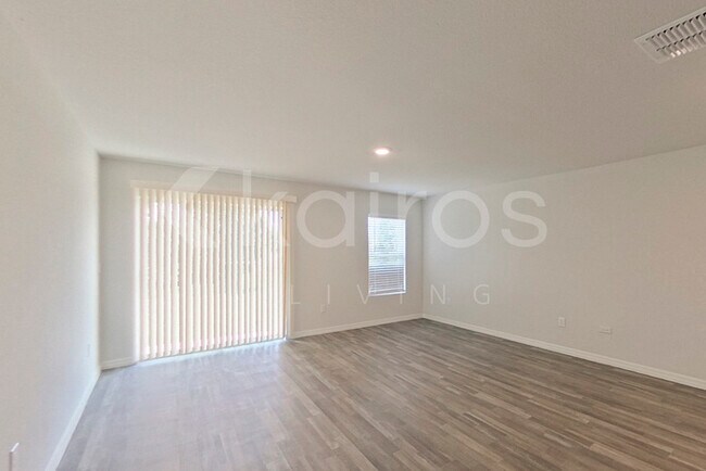 Photo - 1156 Sword St