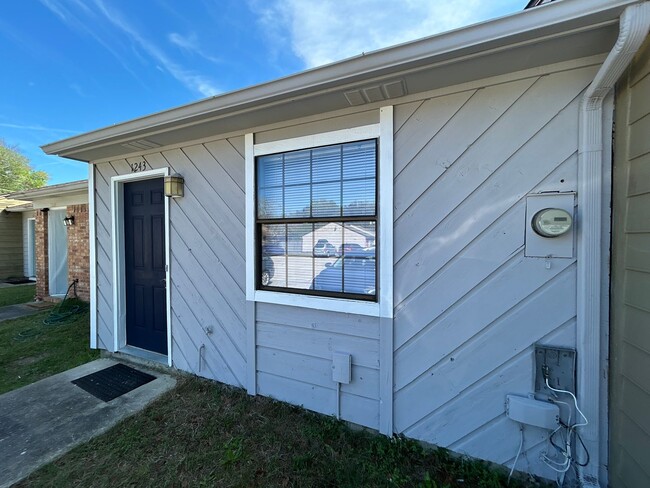 Photo - Spacious 1 Bedroom 1 Bathroom! Located Off Ocala Road.