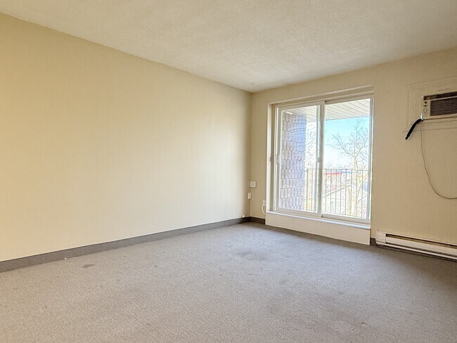 Photo - 4 Dufferin St N Unit 305