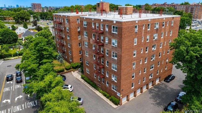 Building Photo - 1234 Midland Ave Unit 2E