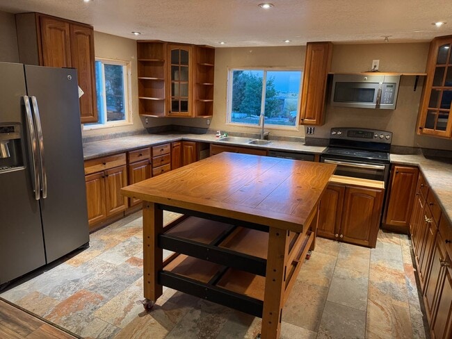 Building Photo - 3 Bedroom 1 Bath - Fully Furnished Available Rental