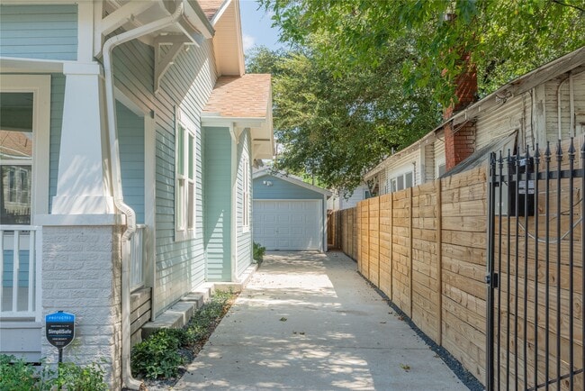 Photo - 1812 Everett St