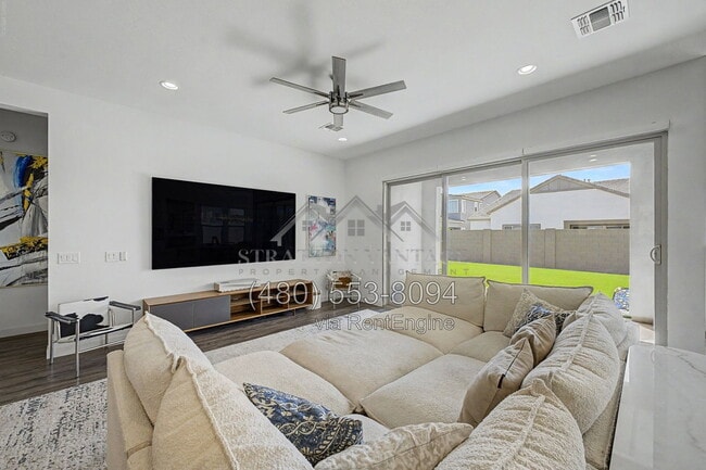 1461 E San Carlos Way