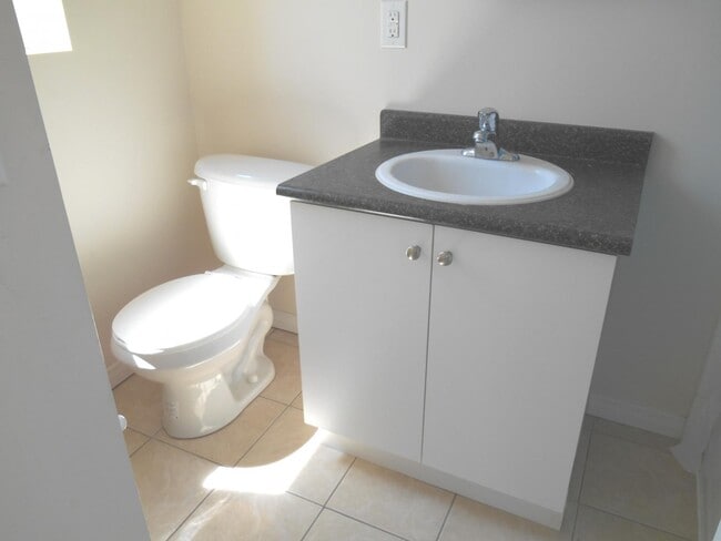 Danforth & Victoria Park Apartments - Danforth & Victoria Park Apartments Unit Bachelor + Den