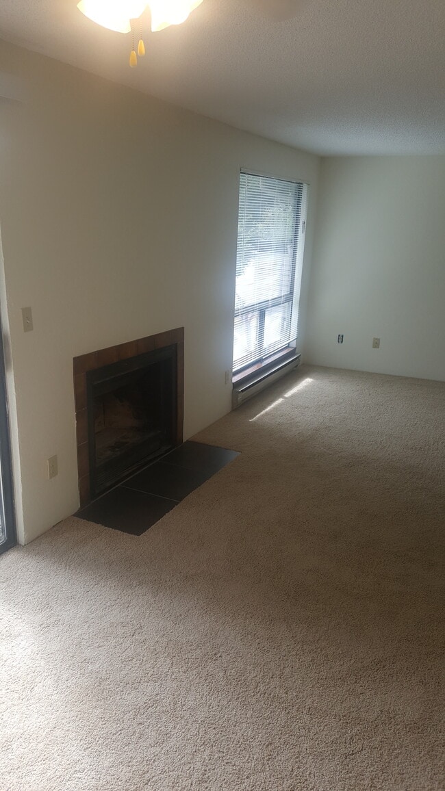 Building Photo - 2828 D Pl SE Unit d Rental