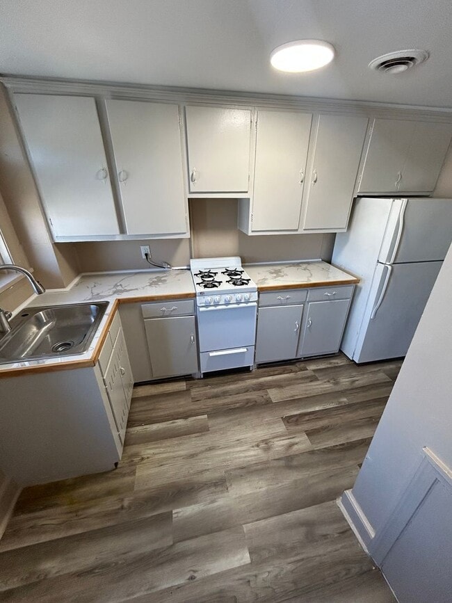 Building Photo - 105/107 W Louther Street Unit 107 W louther Apt 3