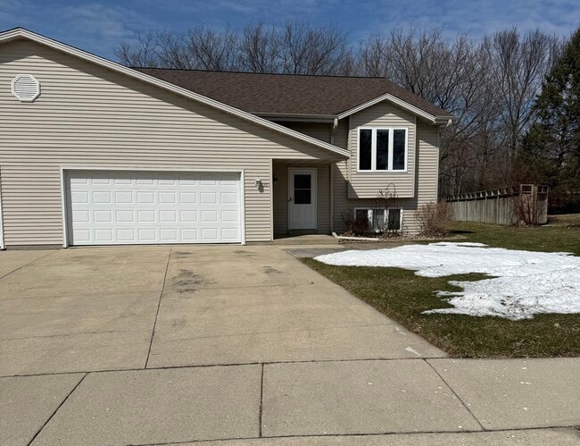 Front large driveway and small patio - 1350 Sunnydale Cir Unit 1350