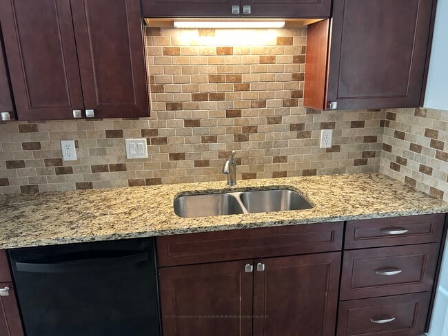 Building Photo - 1014 Elm St Unit # B