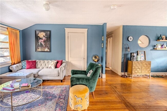 Photo - 125 Taber Ave Unidad #3