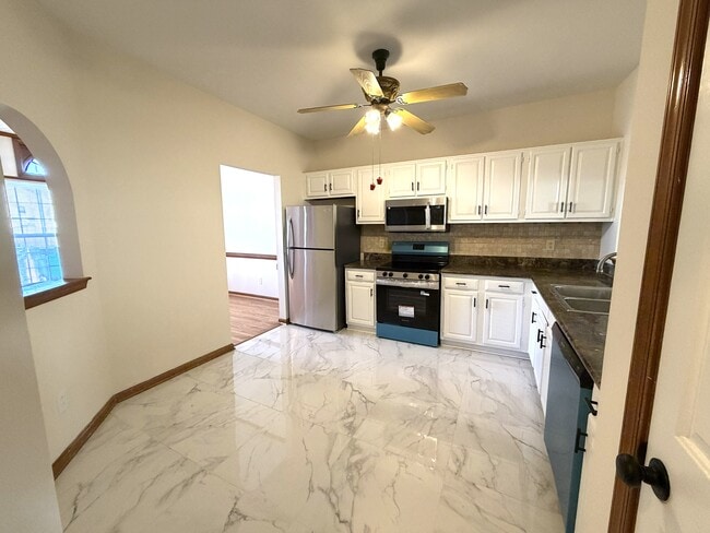 Photo - 1409 Sampson Ln