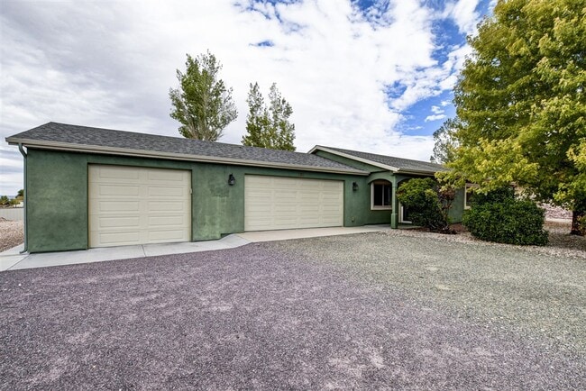 Building Photo - 3 bedroom 2 bathroom ranch style home in C...