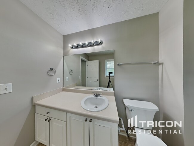 Photo - 425 Monivea Ln