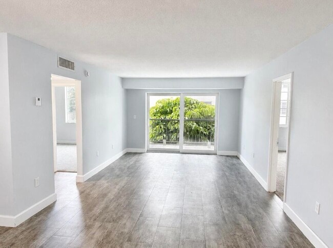 Building Photo - 1250 NE 125th St Unit 216d