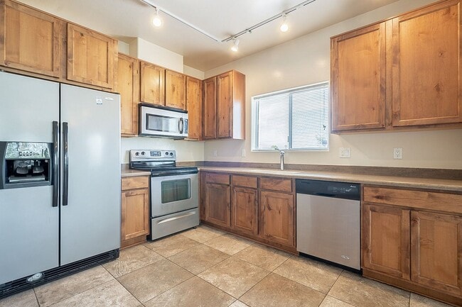 Photo - 642-642 E Lester St