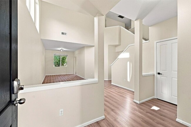 Photo - 6038 Discovery St E