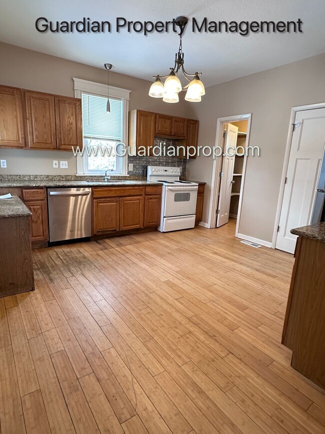 Building Photo - Spacious Two Bedroom Single Family Home, Hardwood Floors, W/D, Dishwasher