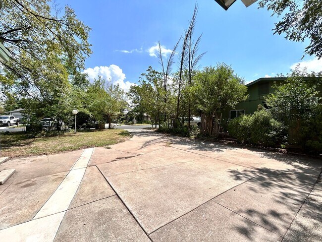Photo - 2309 Devonshire Dr Unidad A
