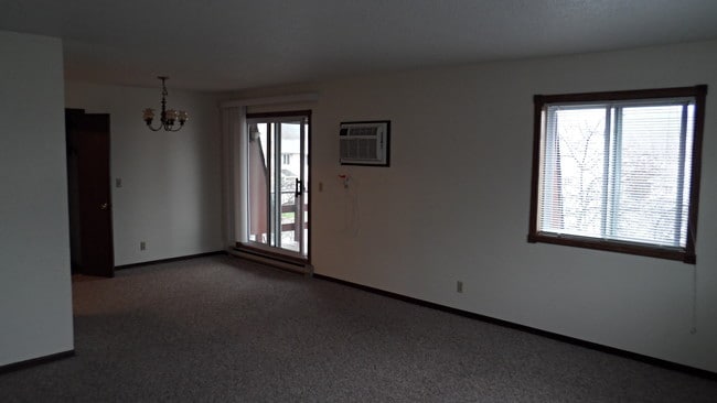 Spacious livingroom - 825 53rd Ave Unit 301