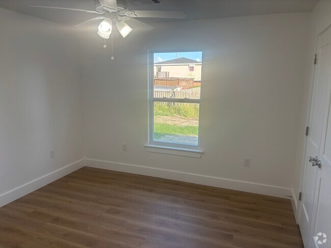 Building Photo - 2305 Weyer St Rental