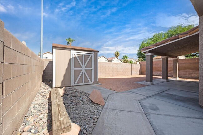 Photo - SE!!  Windmill and 215!! Newly remodeled!! All Tile Floors down stairs!! Low Maintenance Desert L...