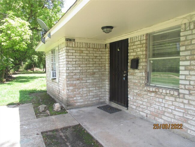 Photo - 7518 1/2 Lockwood Dr