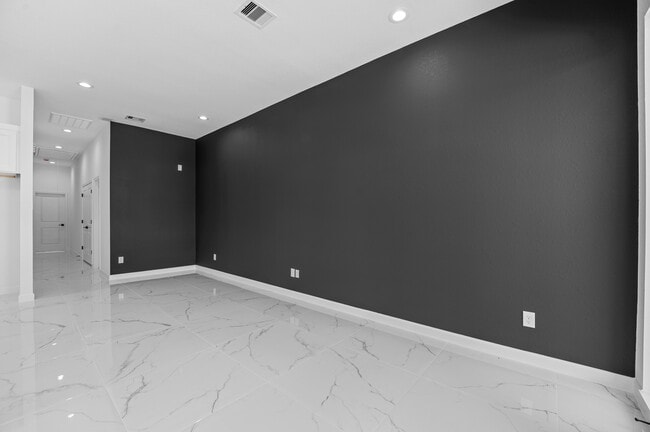 Photo - 7323 Bastogne Rd